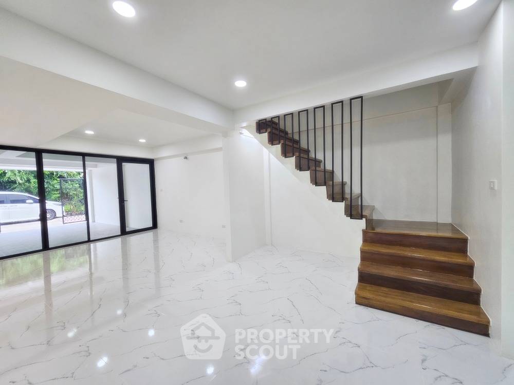 picture 2-BR Townhouse in Khlong Kum (ID 1750035) - 2/13