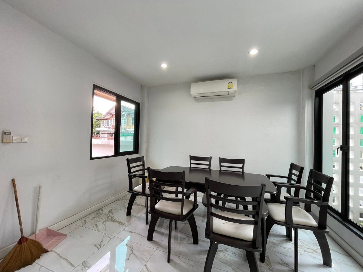 รูป 🔥 ขายด่วน! ทาวน์โฮม 3 ชั้น หลังมุม ทำเลทอง ลาดพร้าว 18 แยก 4 🔥 | MRT 700 ม. | Home Office ได้ | มีห้อง Studio - รูปที่ 8/22