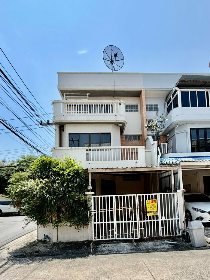 รูป ทาวน์โฮมหลังมุม ลาดพร้าว 71 ใกล้เลียบด่วน ในงบ 5.49 ล้าน ได้ 4 ห้องนอน! - รูปที่ 11/11
