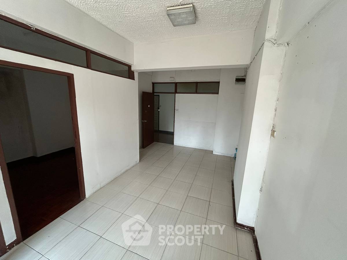 picture 2-BR Condo at Ruenruedee Condominium near BTS Phloen Chit (ID 2830202) - 8/8