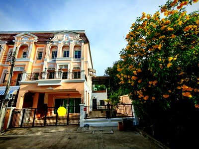 Townhouses for rent Bangkok : RS6280 Corner townhome for rent in Urban Sathorn project. Large house with a warm and inviting atmosphere, complete with a private garden.