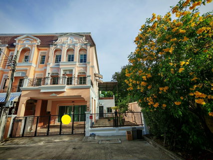 รูปภาพ RS6280 Corner townhome for rent in Urban Sathorn project. Large house with a warm and inviting atmosphere, complete with a private garden.