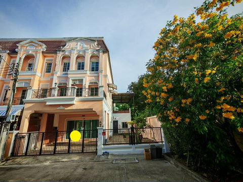 RS6280 Corner townhome for rent in Urban Sathorn project. Large house with a warm and inviting atmosphere, complete with a private garden.