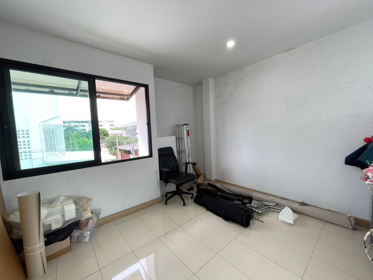 รูป 🔥 ขายด่วน! ทาวน์โฮม 3 ชั้น หลังมุม ทำเลทอง ลาดพร้าว 18 แยก 4 🔥 | MRT 700 ม. | Home Office ได้ | มีห้อง Studio - รูปที่ 10/22