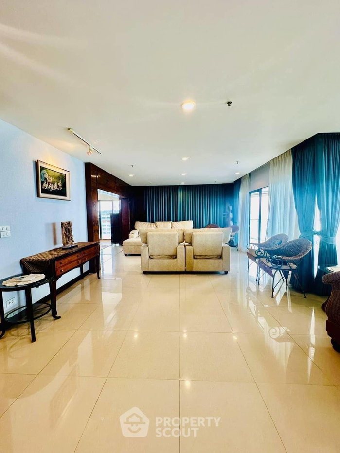 picture 2-BR Condo At Baan Haad Uthong, 21st-Floor 245 Sqm (Phratamnak) (ID 2068951) - 8/20
