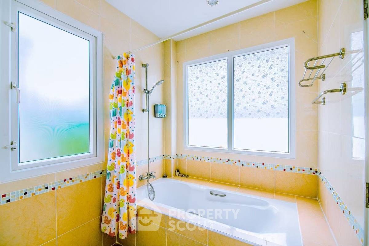รูป วิลล่า 4-ห้องนอน ที่ บ้านฟ้าริมหาด ใกล้ เมืองพัทยา (ID 2155352) - รูปที่ 10/12