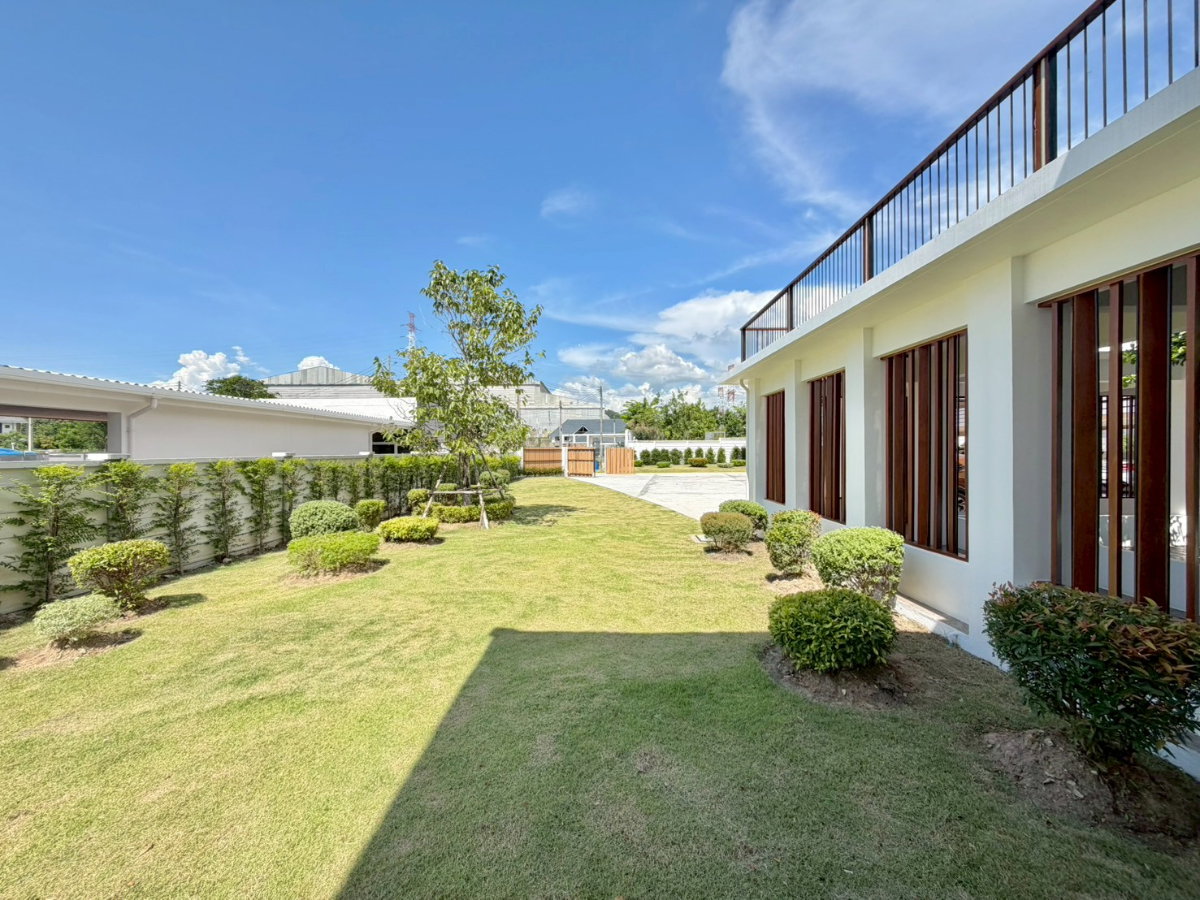 รูป 🌳🏠 ขายบ้านเดี่ยวหรูสไตล์ Modern Tropical พร้อมสวนกว้างและสระว่ายน้ำส่วนตัว - รูปที่ 4/42