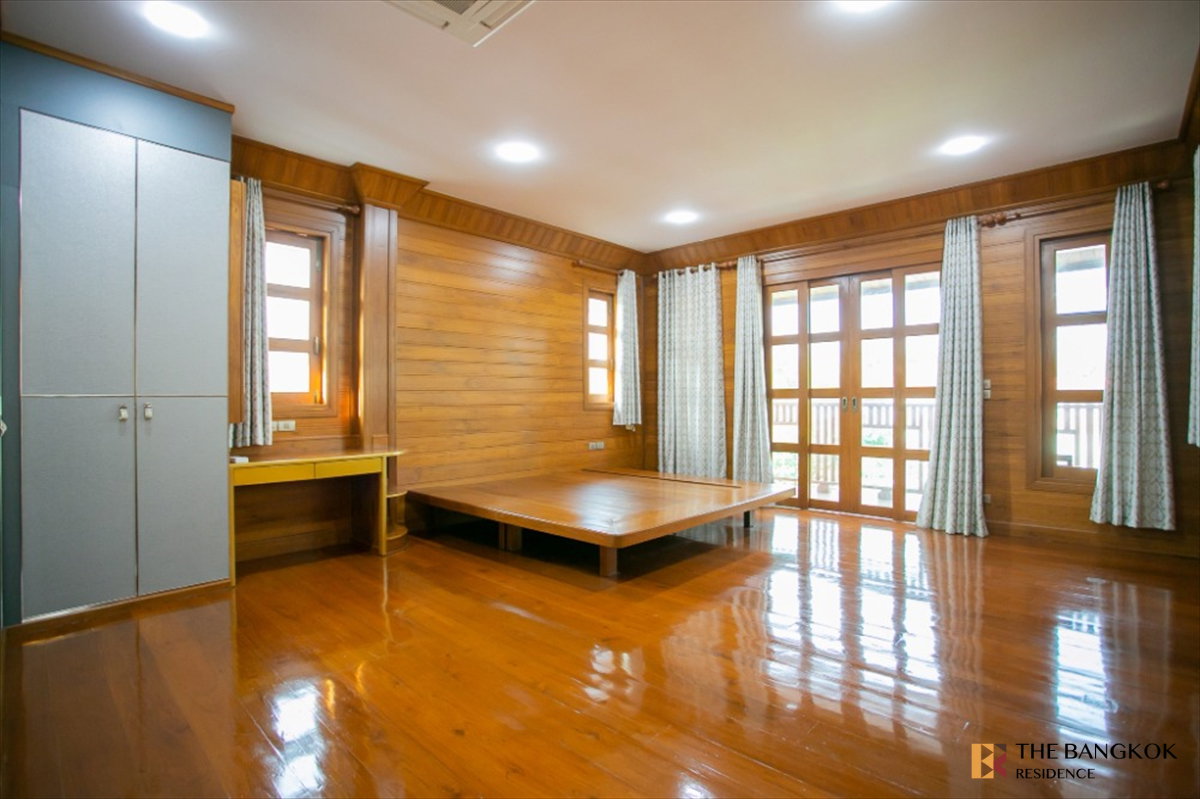 รูป เช่าบ้าน 🏡 House Area Huai Khwang บ้านเดี่ยวไม้สักแท้  3นอน 350ตร.ม. 70k สไตล์ไทย พร้อมสวนขนาดใหญ่ 🌿 ใกล้ MRT สุทธิสาร 1.7 km  - รูปที่ 6/10