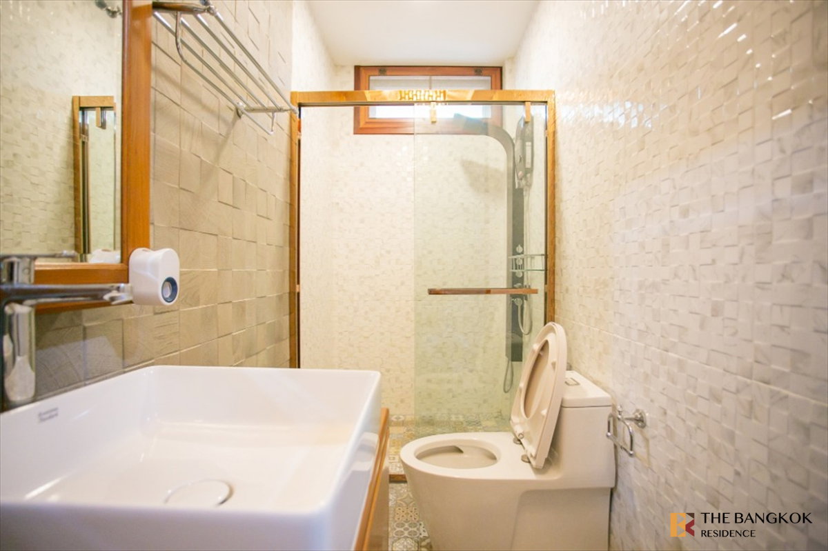 รูป เช่าบ้าน 🏡 House Area Huai Khwang บ้านเดี่ยวไม้สักแท้  3นอน 350ตร.ม. 70k สไตล์ไทย พร้อมสวนขนาดใหญ่ 🌿 ใกล้ MRT สุทธิสาร 1.7 km  - รูปที่ 9/10