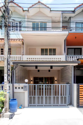 Townhouses for sale King Mongkut University Of Technology Thonburi : 🔥 Townhouse for sale, newly renovated, good location near the main road. Ready to move in immediately 🔥 Sinthavee Project 8