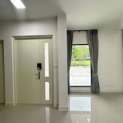 ให้เช่าทาวน์โฮม 4 ห้องนอน 218 ตร.ม. 45 ตร.ว. บ้านกลางเมือง รามอินทรา 83 สเตชั่น