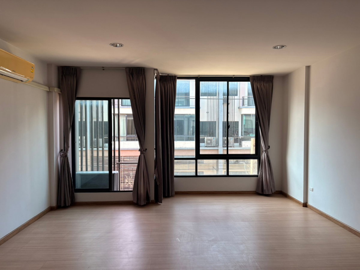 รูป 🏡✨ ให้เช่าทาวน์โฮม 3.5 ชั้น — City Link พระราม 9–ศรีนครินทร์ ทำเลดี ใกล้ถนนใหญ่ เดินทางสะดวก พร้อมเข้าอยู่ทันที - รูปที่ 3/15