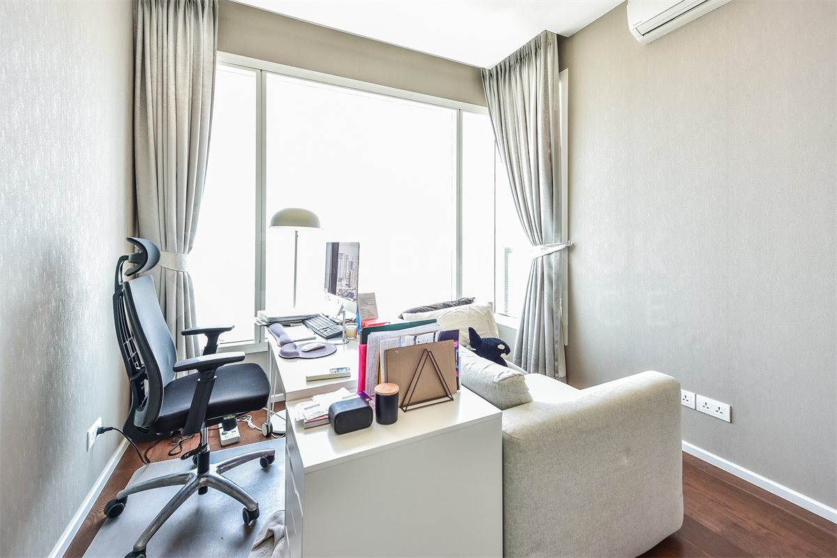 picture Menam Residences  Luxuriously Elevated Unit - 1/10