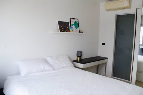 S102 Condo for rent: Life Ratchadapisek, 2 bedrooms, fully furnished with appliances, ready to move in. Near MRT Huai Khwang.