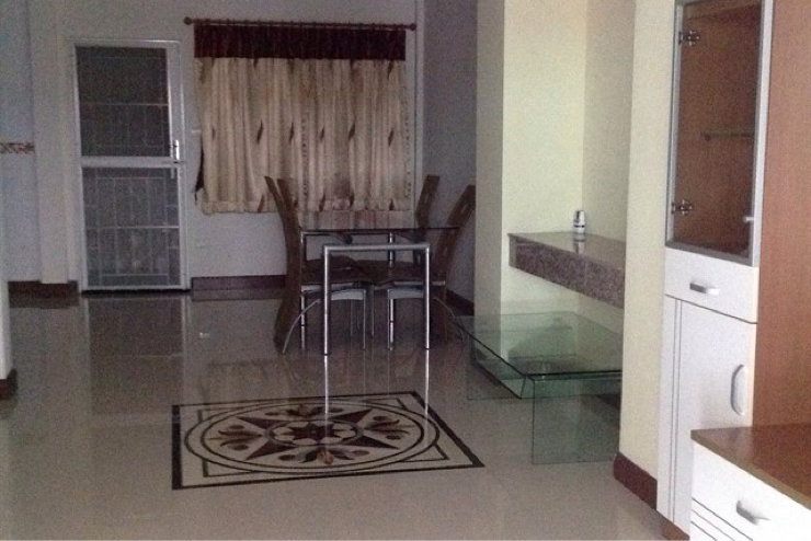 Townhouses for sale : sale townhouse sinthavee tieantalay1