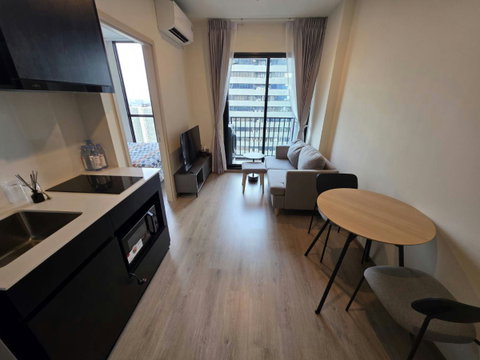 1 Bed Large Room City view Fully furnished Good Location Close to MRT Phra Ram 9 220 m. @ NUE District R9