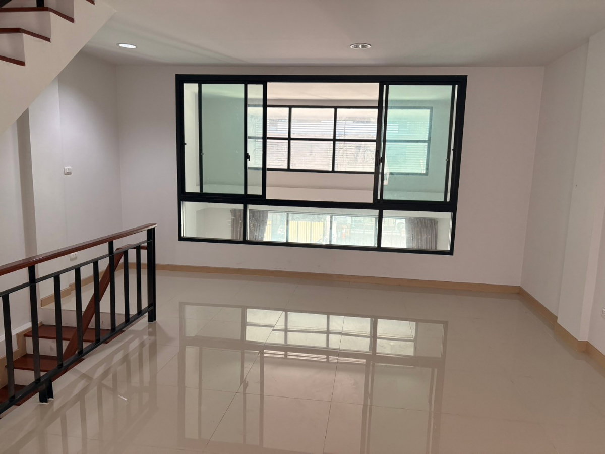 รูป 🏡✨ ให้เช่าทาวน์โฮม 3.5 ชั้น — City Link พระราม 9–ศรีนครินทร์ ทำเลดี ใกล้ถนนใหญ่ เดินทางสะดวก พร้อมเข้าอยู่ทันที - รูปที่ 2/15