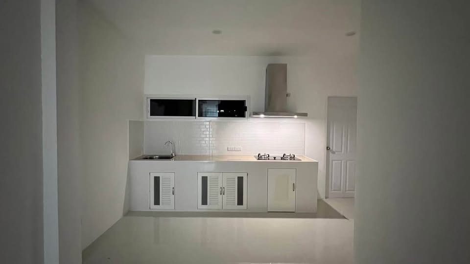 รูป บ้านนอกโครงการ รีโนเวทใหม่ ด้วยทำเลที่โดดเด่นย่านเศรษฐกิจหลัก ใกล้เซ็นทรัลแอร์พอร์ต สนามบิน #C7MG100931 - รูปที่ 10/11