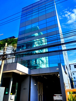 เช่าอาคารพาณิชย์ กรุงเทพมหานคร : ให้เช่า Townhome 5 ชั้น พร้อมลิฟต์ส่วนตัว ใจกลางสุขุมวิท ย่านทองหล่อ  พื้นที่ใช้สอยกว่า 900 ตร.ม. รองรับทั้งการอยู่อาศัย โฮมออฟฟิศในทำเลระดับพรีเมียม