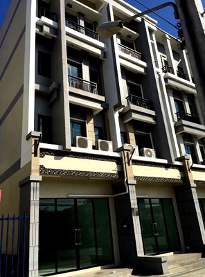 เช่าอาคารพาณิชย์ วิทยาลัยพยาบาลบรมราชชนนีนพรัตน์วชิระ : 🏢✨ ให้เช่าอาคารพาณิชย์ / โฮมออฟฟิศ 4 ชั้น ติดถนนใหญ่ — รามอินทรา 109 
