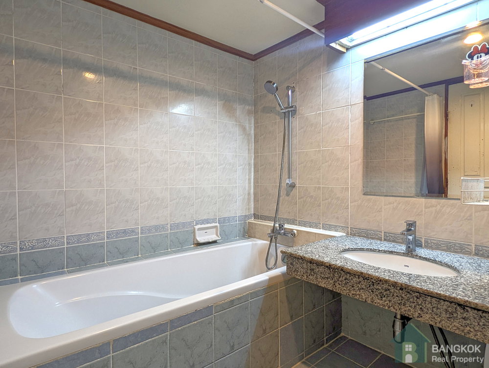 picture Spacious 3-Bedroom Condo for Rent | Saranjai Mansion, Nana - 17/26