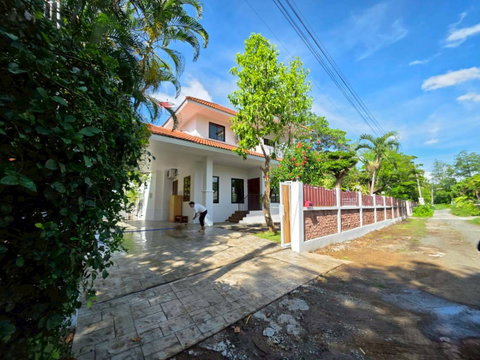 Two-story detached house with 4 bedrooms, 3 bathrooms, 1 kitchen, and 2-3 parking spaces. #ASP-H0789