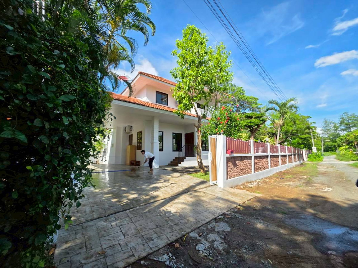picture Two-story detached house with 4 bedrooms, 3 bathrooms, 1 kitchen, and 2-3 parking spaces. #ASP-H0789 - 1/23