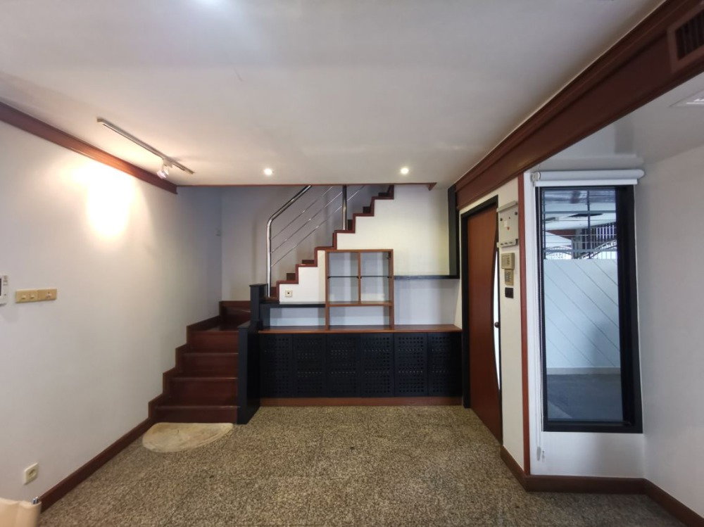 รูป 🏡✨ ให้เช่าทาวน์โฮม 3 ชั้น รีโนเวทใหม่ พร้อมอยู่ — ปรีดีพนมยงค์ 26 (สุขุมวิท 71) 📍 ทำเลใจกลางเมือง ใกล้ BTS พระโขนง | เอกมัย | ทองหล่อ - รูปที่ 2/17