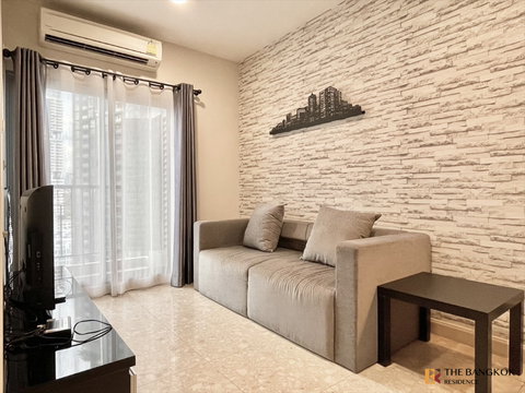 🌇 Beautiful High-Floor Condo at The Crest Sukhumvit 34 West-Facing Unit with City Views Near BTS Thong Lo