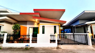 บ้านเดี่ยว ระยอง :  ขายบ้านเดี่ยว ชั้นเดียว รีโนเวทใหม่ทั้งหลัง หมู่บ้านลลัลตา เออริเกท คลองน้ำหู (ระยอง) 43 ตร.วา แอร์ 2
โซนมาบตาพุด

