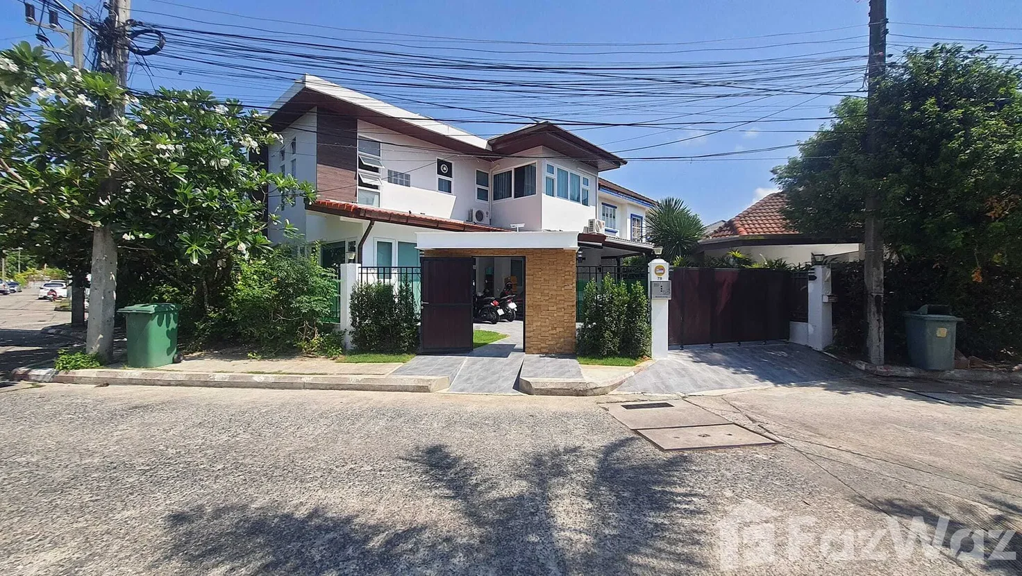 picture Fully Renovated Corner Home with Solar System & Offices 6383912 - 2/13