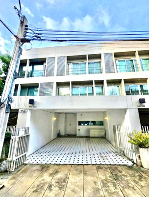 Townhouses for rent Phatthanakan Road : [For rent] 3-story townhome: Noble Cube Phatthanakan, decorated and ready to move in. Near Thonglor, only 3 km.