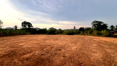 Land for sale Petchburi : Beautiful Land for Sale! Prime Location with Creek Frontage in Klat Luang, Tha Yang Petchburi | Size: 2-3-23 Rai