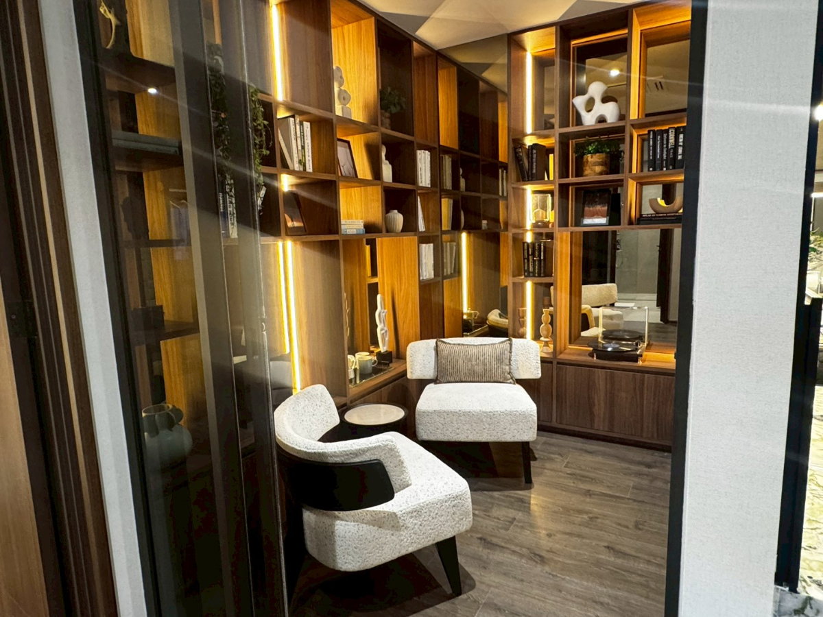 รูป LTHC15627 - Luxury Condo for Sale Silom - Sathorn | Spacious Residence with Home Office | Near BTS Sala Daeng | 34.8 MB - รูปที่ 1/6