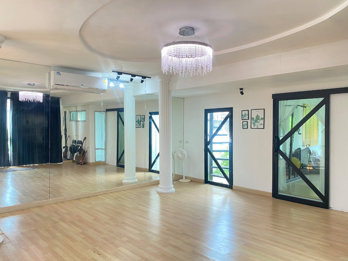 รูป ขายบ้านกลางเมือง มีฟิตเนส สตูดิโอเต้น สระว่ายน้ำ เฟอร์นิเจอร์ครบ หิ้วกระเป๋าเข้าอยู่ได้เลย - รูปที่ 4/14