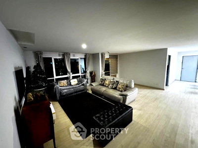 Condos for rent : 3-BR Condo at Le Cosi Ekamai 28 Condominium near ARL Ramkhamhaeng (ID 2801424)