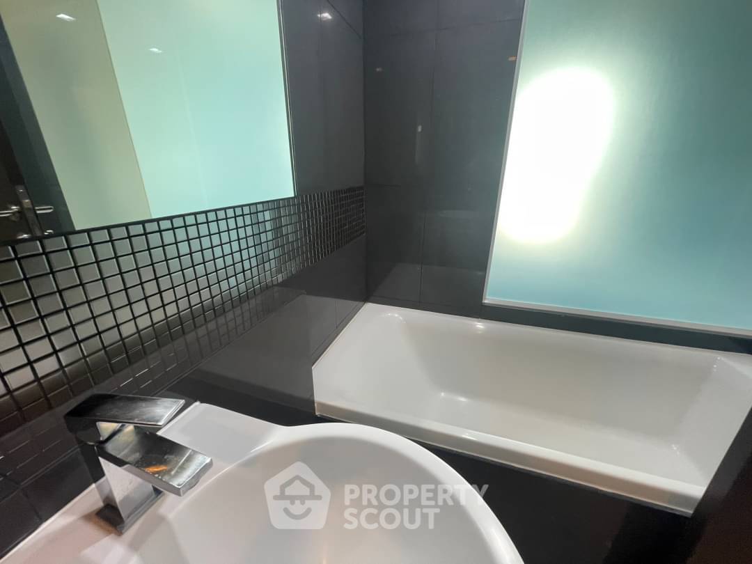 picture 17th-Floor 1-BR At Rhythm Sathorn, 300m To BTS Saphan Taksin (ID 878377) - 4/8