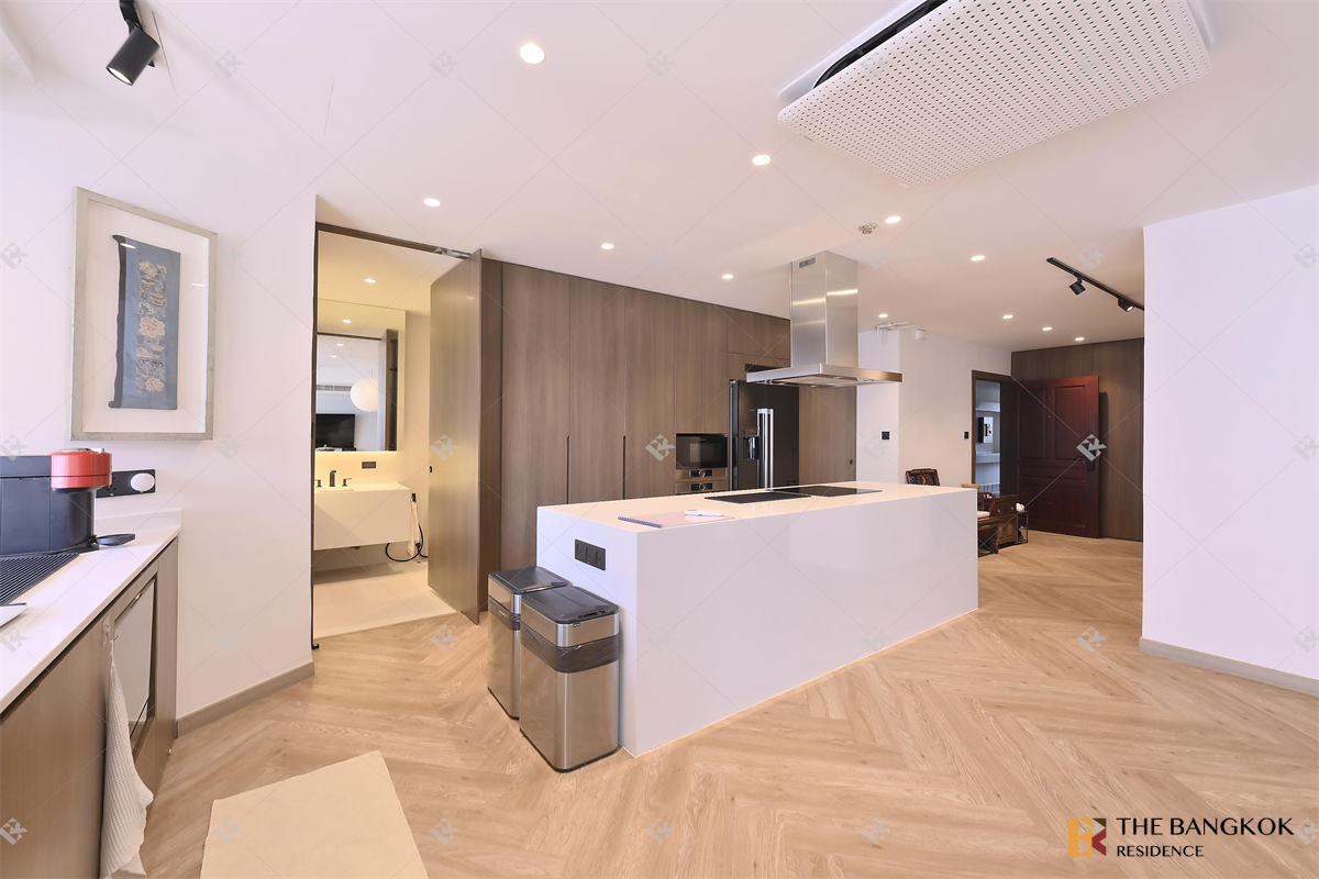 picture Newton Tower Condominium near BTS Nana - 3/10