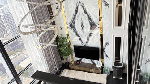 🌟 Luxury duplex condo for rent at PARK ORIGIN THONGLOR, near Thonglor-Ekkamai. Experience an upscale lifestyle.