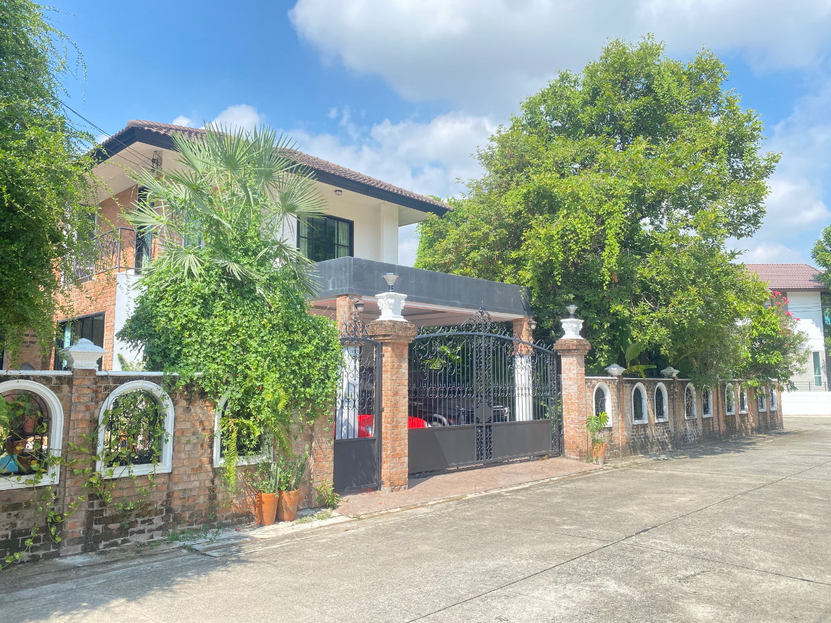 รูป ขายบ้านกลางเมือง มีฟิตเนส สตูดิโอเต้น สระว่ายน้ำ เฟอร์นิเจอร์ครบ หิ้วกระเป๋าเข้าอยู่ได้เลย - รูปที่ 1/14