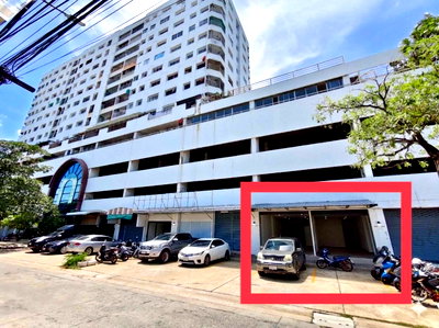 Condos for sale : Ground floor condo near the BTS Skytrain. Beautifully renovated, 75 sq.m., 4m high ceilings.