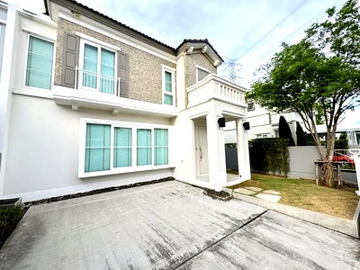 Twin houses for rent Ramkhamhaeng Road : Pet-Friendly | Semi-Detached House with Garden View, 