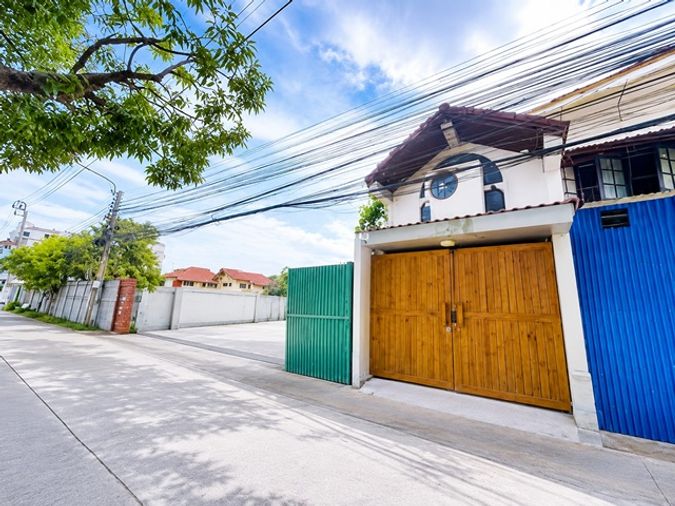 ถนนสุขุมวิท 62-68 บ้าน 2ชั้น AIRBNB โฮมออฟฟิศ 7นอน 4น้ำ ใกล้ BTS อุดมสุข 390 ม. พื้นที่ 56 ตร.ว. 300ตรม.