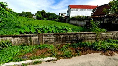 Land for sale Muang Rayong : Affordable land for sale in Ploen Ta, Rayong, close to Sukhumvit Road.