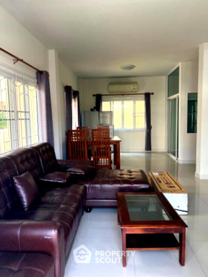Houses for rent Chonburi : 3-BR House in Surasak (ID 1442725)