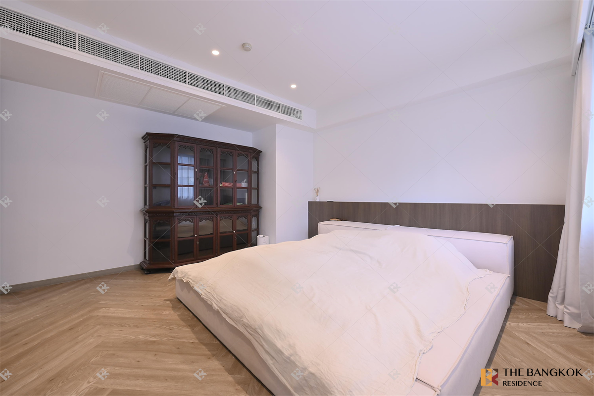 picture Newton Tower Condominium near BTS Nana - 4/10