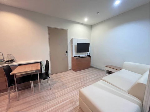 Great value❗️Condo on main road 🛣️ 7-11 in front 🏪 Big C opposite ✅ 5 mins to Central Northville 🏬 Near MRT 🚆