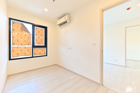Life Asoke near MRT Phetchaburi Station Room available, ready to move in