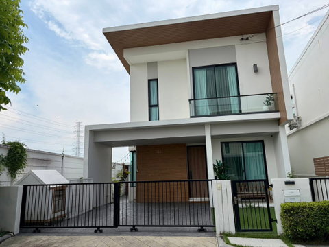 House for rent in Como Bianca project, excellent location near Mega Bangna. 35 sq.wa., 4 bedrooms, 3 bathrooms