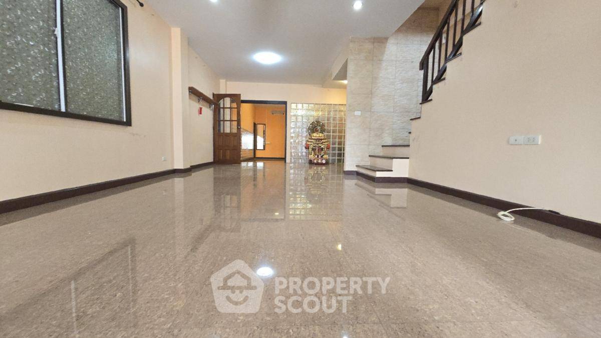 picture 4-BR Townhouse in Hua Mak (ID 1595971) - 2/17